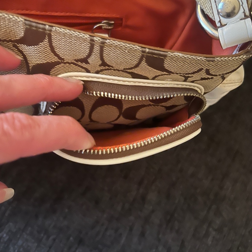 White Coach ski signature shoulder bag with fur - Picture 5 of 11